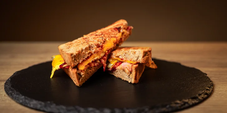Zapečené nebo čerstvé toasty dle výběru vč. přílohy a nápoje pro 1-2 osoby
