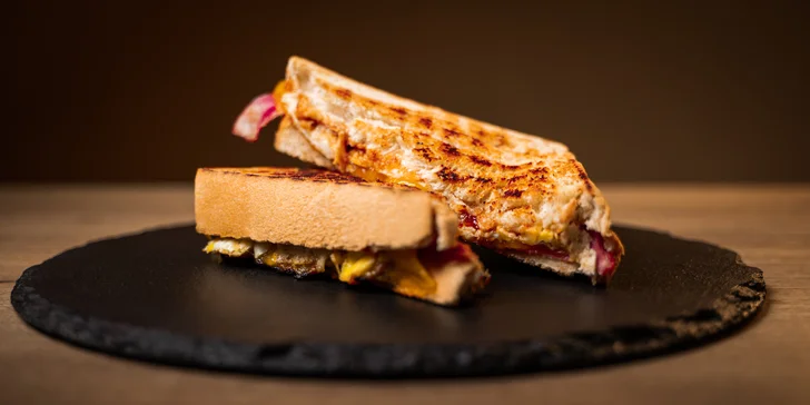 Zapečené nebo čerstvé toasty dle výběru vč. přílohy a nápoje pro 1-2 osoby