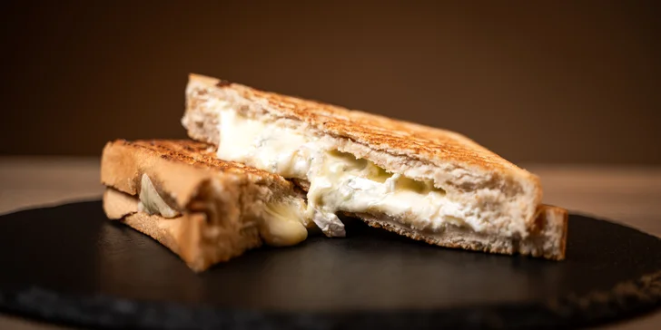 Zapečené nebo čerstvé toasty dle výběru vč. přílohy a nápoje pro 1-2 osoby