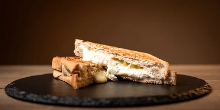 Zapečené nebo čerstvé toasty dle výběru vč. přílohy a nápoje pro 1-2 osoby