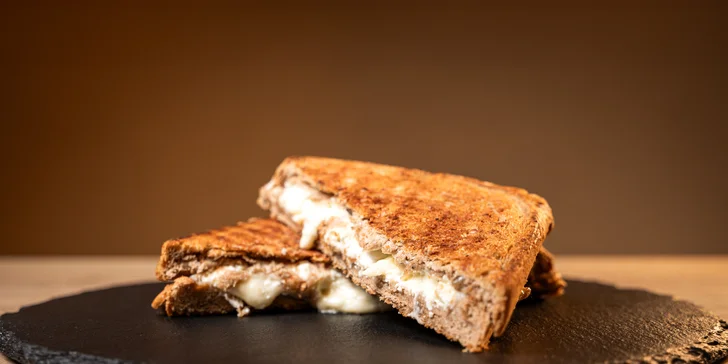 Zapečené nebo čerstvé toasty dle výběru vč. přílohy a nápoje pro 1-2 osoby