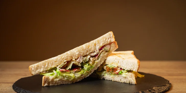 Zapečené nebo čerstvé toasty dle výběru vč. přílohy a nápoje pro 1-2 osoby