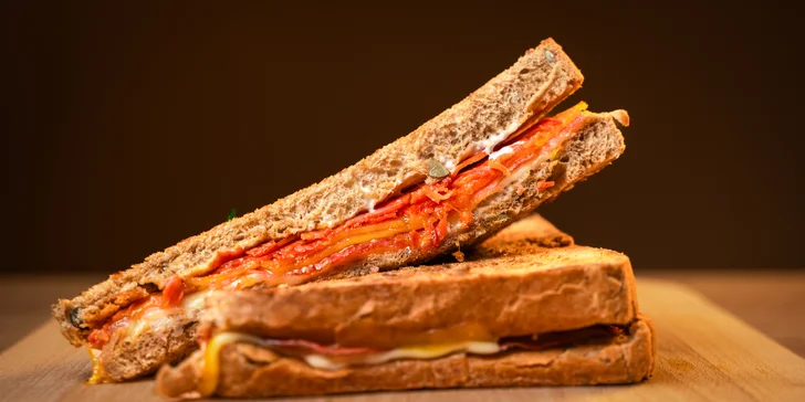 Zapečené nebo čerstvé toasty dle výběru vč. přílohy a nápoje pro 1-2 osoby