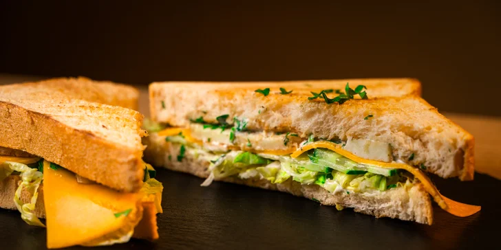 Zapečené nebo čerstvé toasty dle výběru vč. přílohy a nápoje pro 1-2 osoby