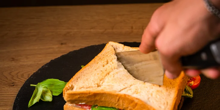 Zapečené nebo čerstvé toasty dle výběru vč. přílohy a nápoje pro 1-2 osoby