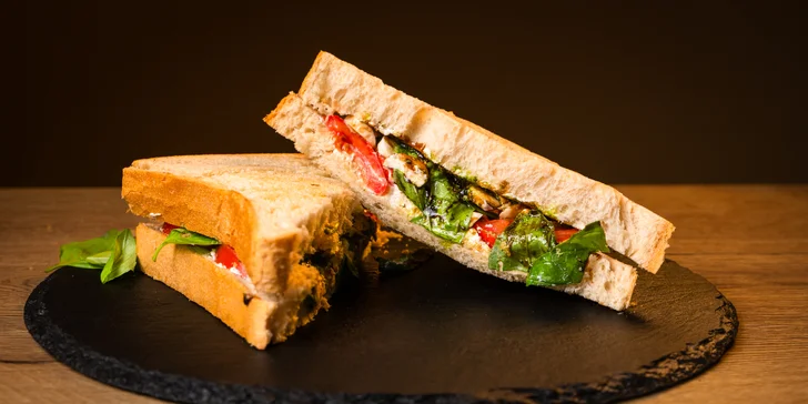 Zapečené nebo čerstvé toasty dle výběru vč. přílohy a nápoje pro 1-2 osoby
