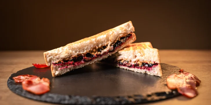 Zapečené nebo čerstvé toasty dle výběru vč. přílohy a nápoje pro 1-2 osoby