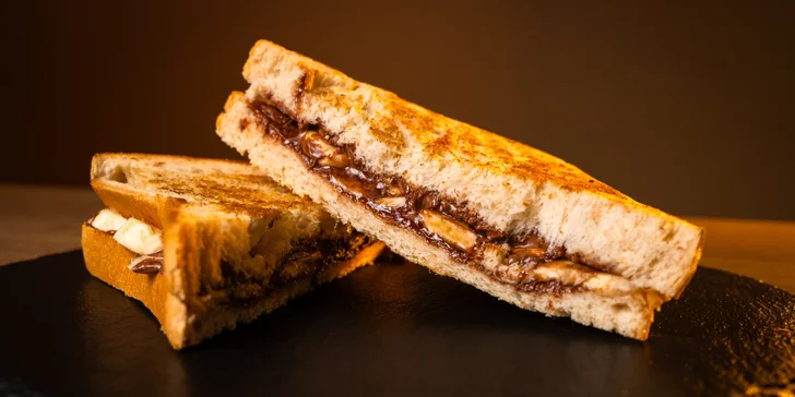 Zapečené nebo čerstvé toasty dle výběru vč. přílohy a nápoje pro 1-2 osoby