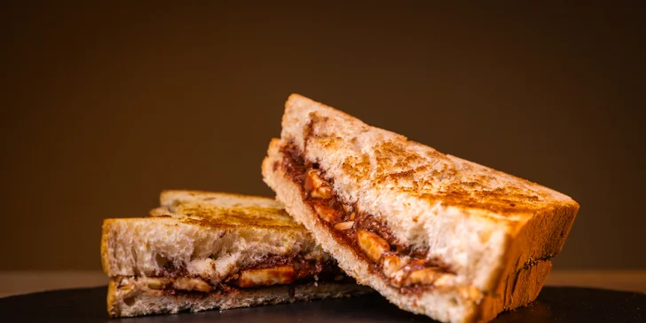 Zapečené nebo čerstvé toasty dle výběru vč. přílohy a nápoje pro 1-2 osoby