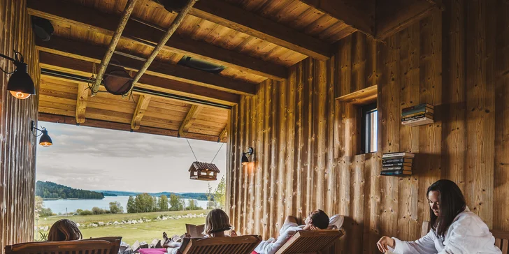 Jako na šlechtickém sídle: pobyt na Lipně, snídaně, panoramatická sauna i privátní vířivka
