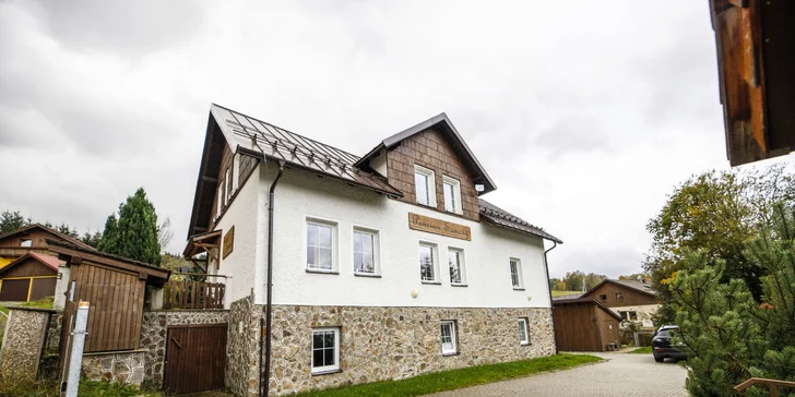 Příjemný penzion na Šumavě se snídaněmi a venkovním bazénem: v létě výlety, v zimě lyžování