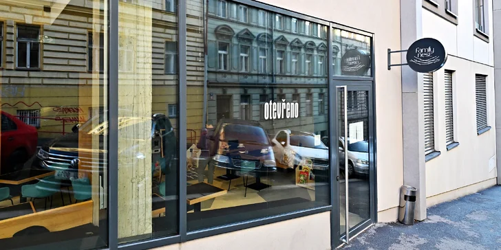 Snídaně v rodinné kavárně s dětským koutkem: vejce Benedikt, palačinky i kaše