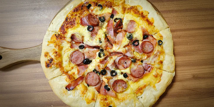 Pizza s plněnými okraji nebo calzone dle vlastního výběru