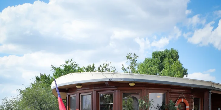 Pobyt v botelu Matylda**** na pražské náplavce: výhledy na Hrad a možnost snídaní