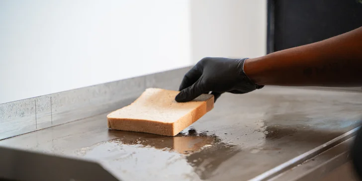 Zapečené nebo čerstvé toasty dle výběru vč. přílohy a nápoje pro 1-2 osoby