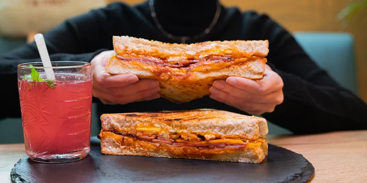 Zapečené nebo čerstvé toasty dle výběru vč. přílohy a nápoje pro 1-2 osoby