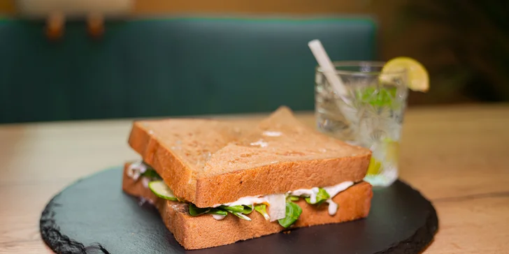 Zapečené nebo čerstvé toasty dle výběru vč. přílohy a nápoje pro 1-2 osoby