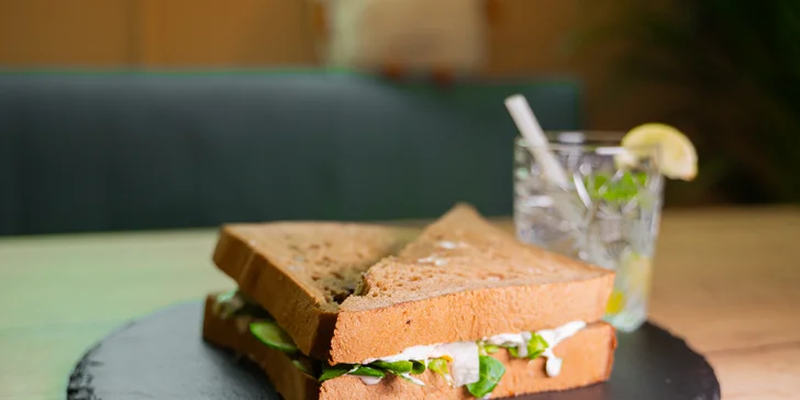 Zapečené nebo čerstvé toasty dle výběru vč. přílohy a nápoje pro 1-2 osoby