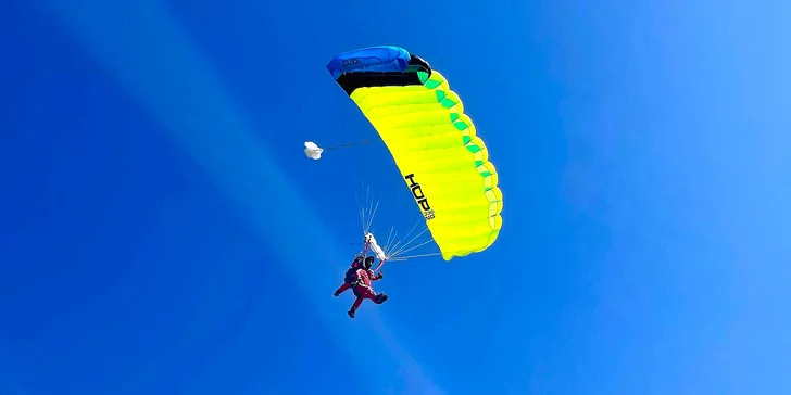 Vzhůru do oblak: tandemový seskok pro jednu osobu, možnost fotek i videa