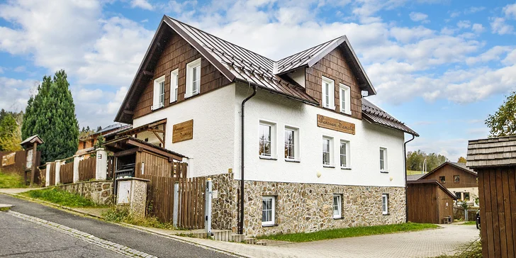 Příjemný penzion na Šumavě se snídaněmi a venkovním bazénem: v létě výlety, v zimě lyžování