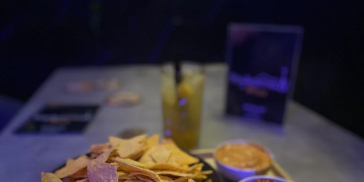 Vodní dýmka s tabákem dle výběru, míchané drinky i nachos ve Smoukárně nebo Foukárně