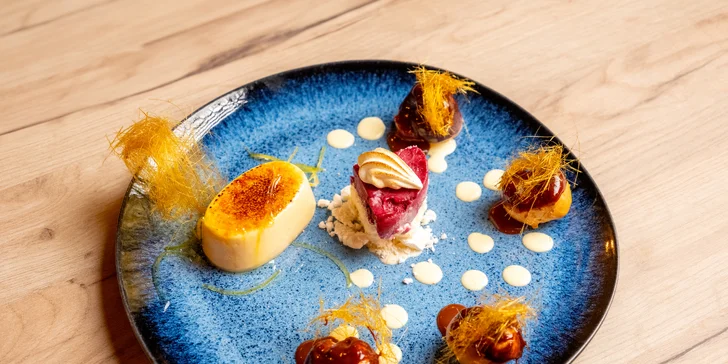 Degustační 11chodové menu pro dva: terina, bliny, mořský vlk, dušené hovězí i vinné párování