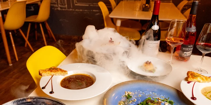 Degustační 11chodové menu pro dva: terina, bliny, mořský vlk, dušené hovězí i vinné párování