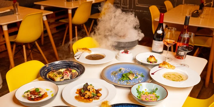 Degustační 11chodové menu pro dva: terina, bliny, mořský vlk, dušené hovězí i vinné párování