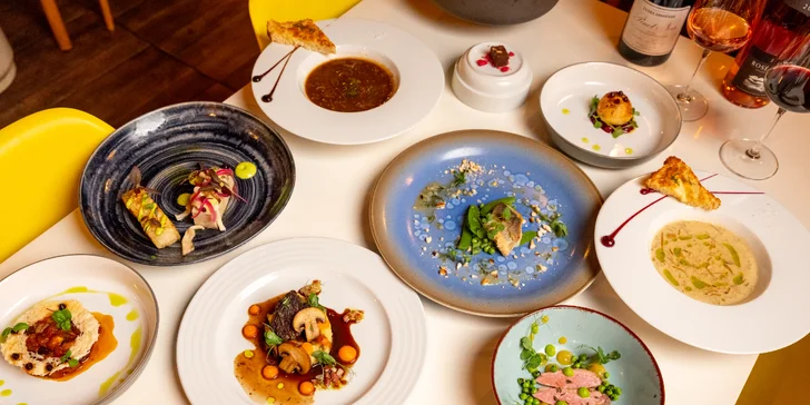 Degustační 11chodové menu pro dva: terina, bliny, mořský vlk, dušené hovězí i vinné párování