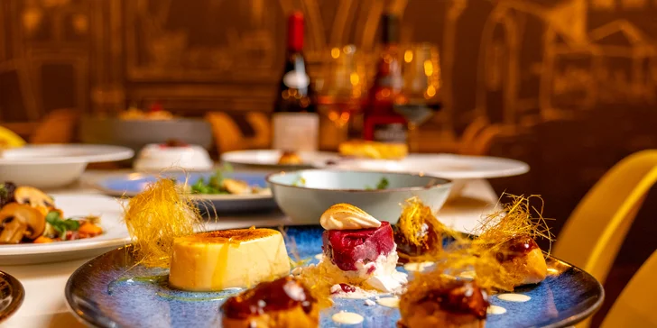 Degustační 11chodové menu pro dva: terina, bliny, mořský vlk, dušené hovězí i vinné párování