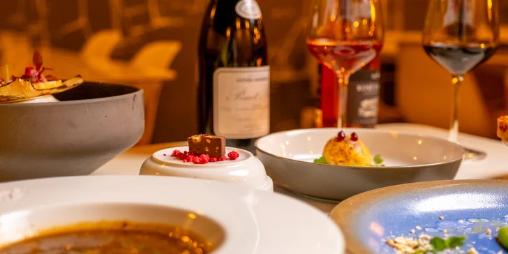 Degustační 11chodové menu pro dva: terina, bliny, mořský vlk, dušené hovězí i vinné párování