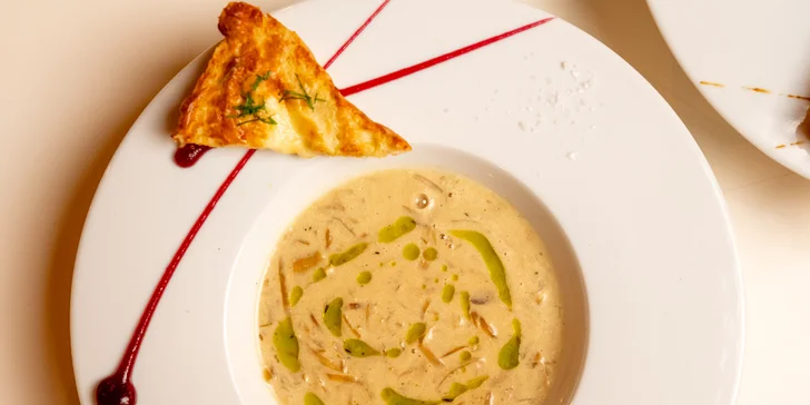 Degustační 11chodové menu pro dva: terina, bliny, mořský vlk, dušené hovězí i vinné párování