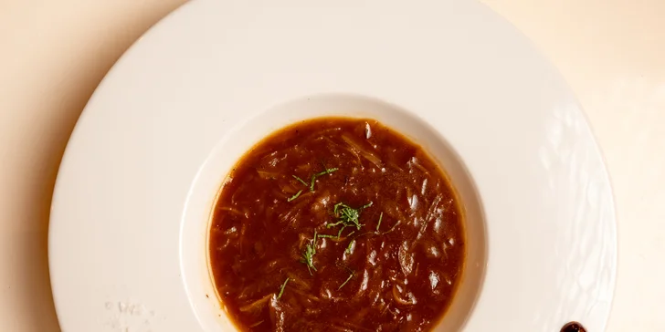 Degustační 11chodové menu pro dva: terina, bliny, mořský vlk, dušené hovězí i vinné párování