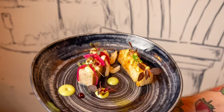 Degustační 11chodové menu pro dva: terina, bliny, mořský vlk, dušené hovězí i vinné párování