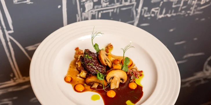 Degustační 11chodové menu pro dva: terina, bliny, mořský vlk, dušené hovězí i vinné párování