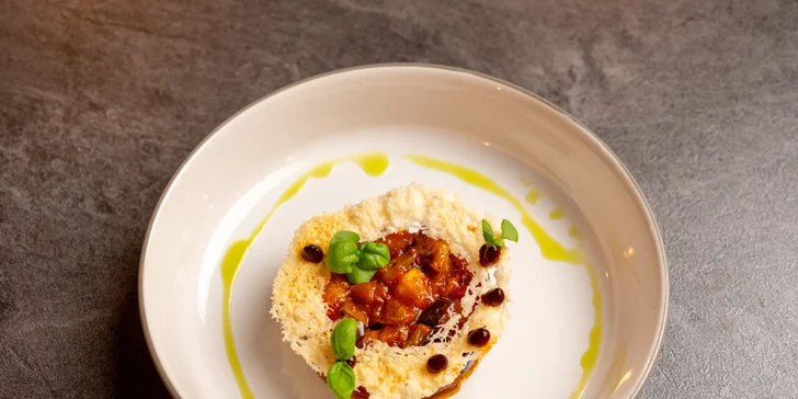 Degustační 11chodové menu pro dva: terina, bliny, mořský vlk, dušené hovězí i vinné párování