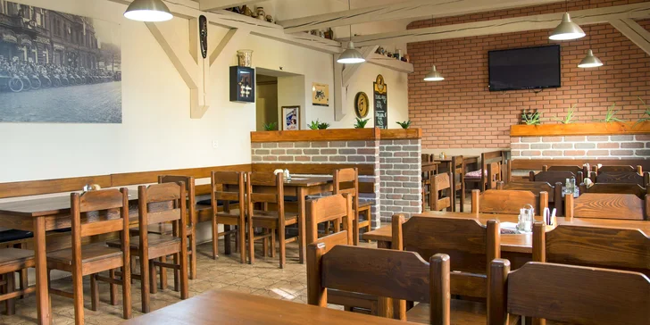 Tříchodové menu pro dva: předkrm, burger s hranolky nebo krevety i borůvkový knedlík na závěr