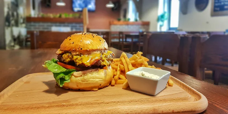 Tříchodové menu pro dva: předkrm, burger s hranolky nebo krevety i borůvkový knedlík na závěr