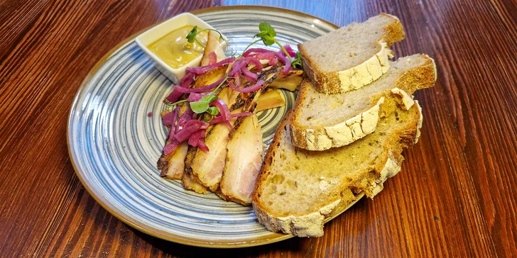 Tříchodové menu pro dva: předkrm, burger s hranolky nebo krevety i borůvkový knedlík na závěr