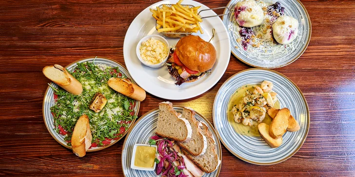 Tříchodové menu pro dva: předkrm, burger s hranolky nebo krevety i borůvkový knedlík na závěr