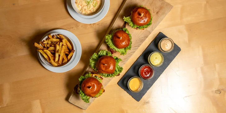 Hovězí i kuřecí miniburgery s přílohami pro 2 nebo 4 osoby: restaurace v areálu Landek parku