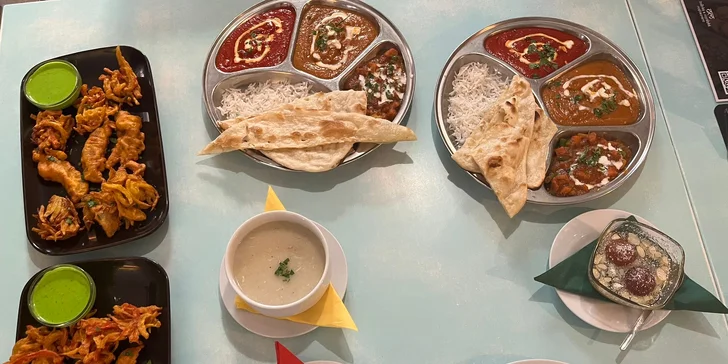 4chodové indické menu pro dva: variace předkrmů, polévka, kuřecí talíř Thali i dezert