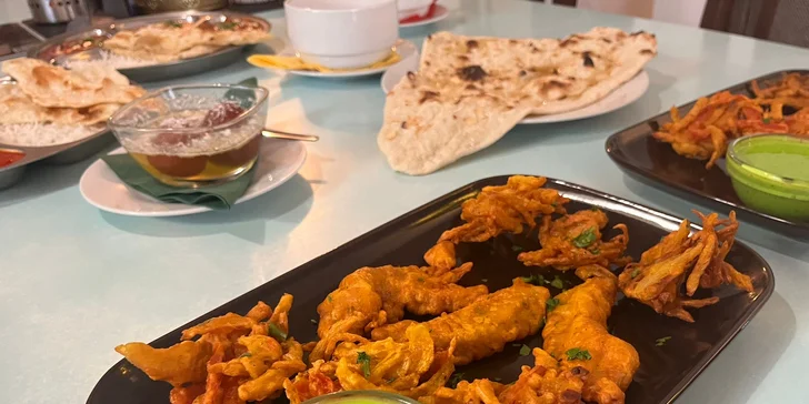 4chodové indické menu pro dva: variace předkrmů, polévka, kuřecí talíř Thali i dezert