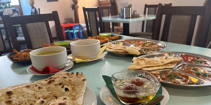 4chodové indické menu pro dva: variace předkrmů, polévka, kuřecí talíř Thali i dezert