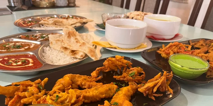 4chodové indické menu pro dva: variace předkrmů, polévka, kuřecí talíř Thali i dezert