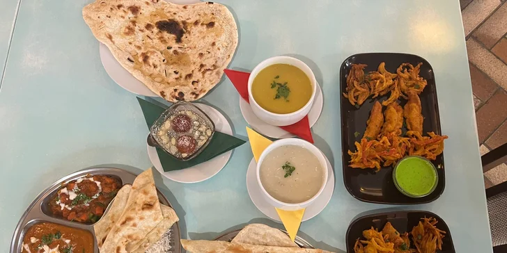 4chodové indické menu pro dva: variace předkrmů, polévka, kuřecí talíř Thali i dezert