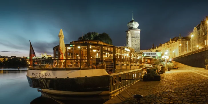 Pobyt v botelu Matylda**** na pražské náplavce: výhledy na Hrad a možnost snídaní