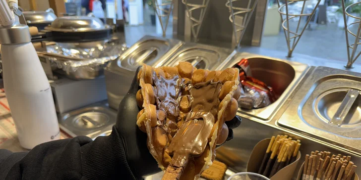 Sladké bublinkové vafle s náplní dle výběru: Bueno, Oreo, Lotus či choconut