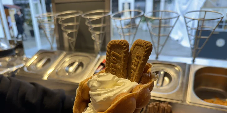 Sladké bublinkové vafle s náplní dle výběru: Bueno, Oreo, Lotus či choconut