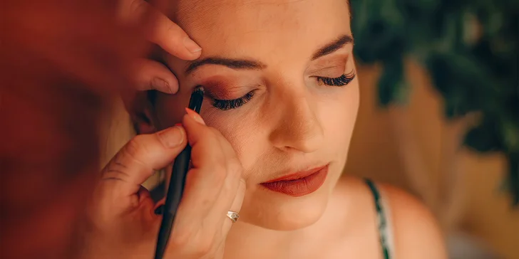 Prodloužení řas metodou volume či hybrid i slavnostní líčení a vlasový styling